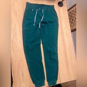 FIGS Green, mid rise Zamora jogger pant